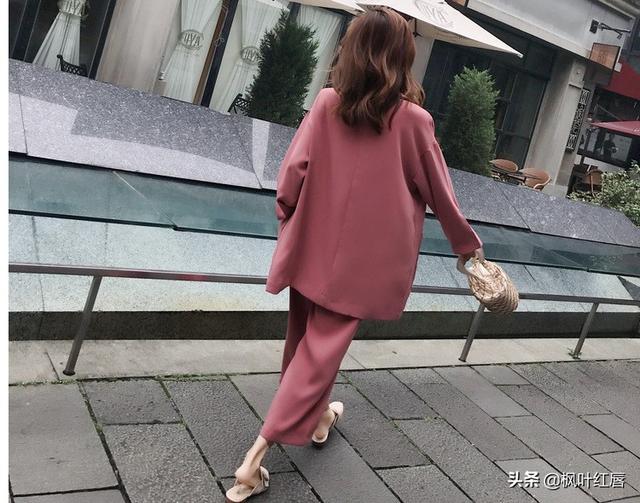 海青发型:中年女子穿什么裙子最好看