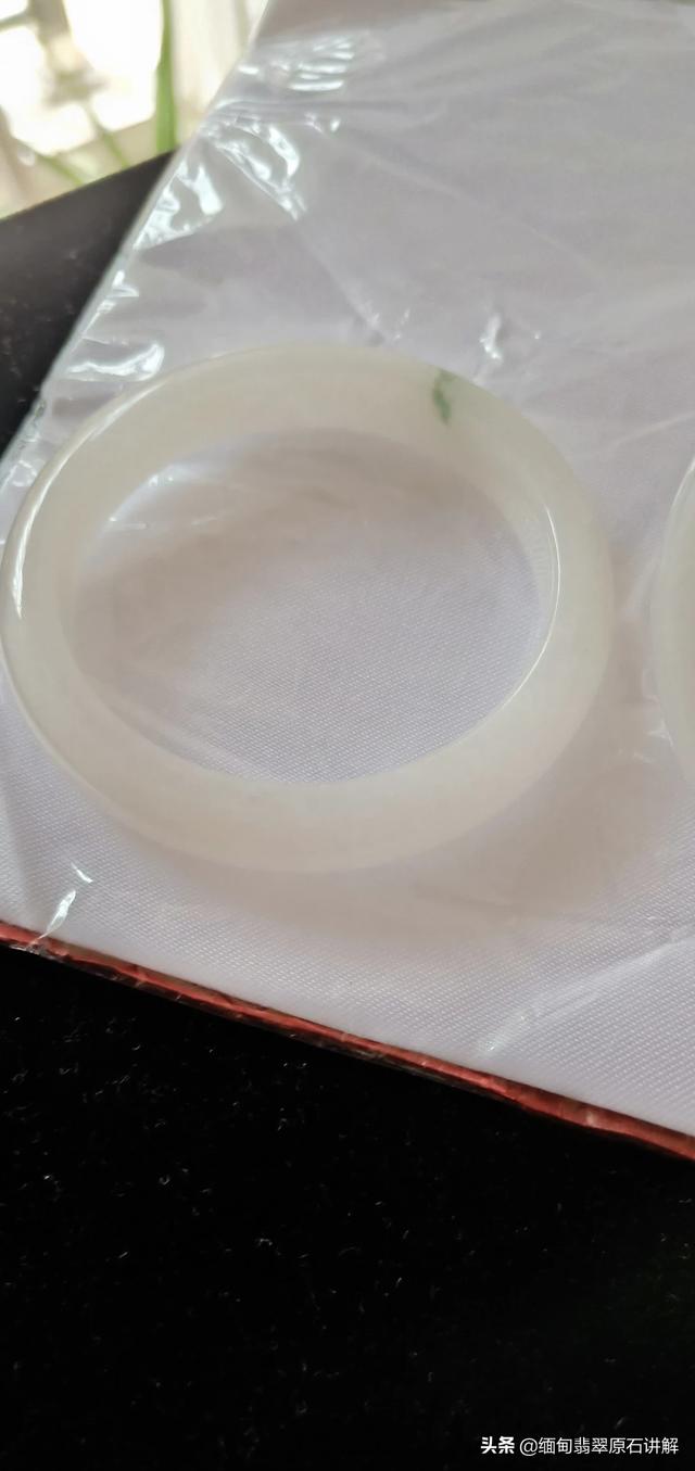 玉镯发黄之后怎么处理,玉手镯上有些变黄了，这是怎么回事？