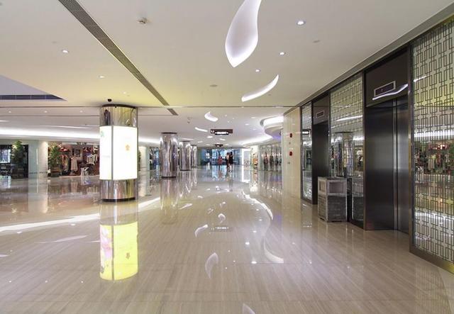 为什么人们在专柜上面买的很贵的衣服，地摊上几十块钱就能买到类似款式的？插图24