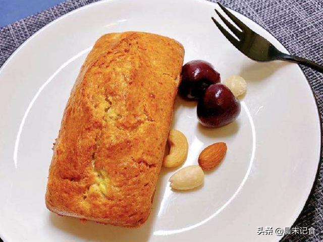 香蕉小狗造型做法大全:香蕉动物造型做法大全 香蕉煎饼怎样做的，跟非洲甩饼一样吗？