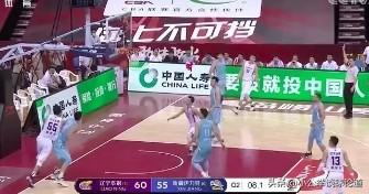 韩德君差点儿没拉住，郭艾伦为什么会对着小将王化东怒吼呢？