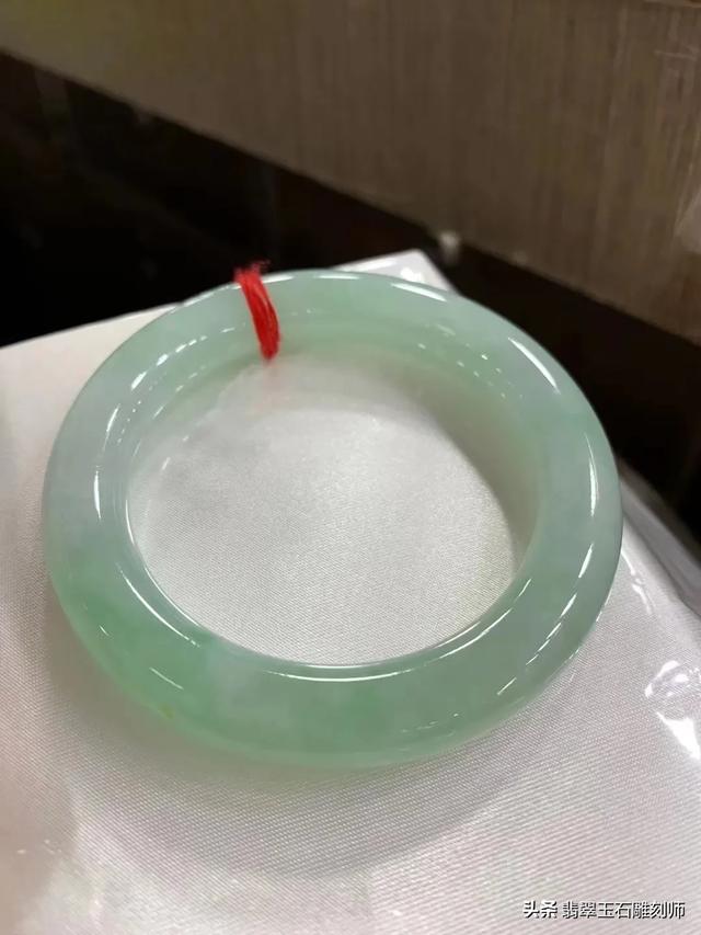 玉镯会能卖多少钱为什么有些玉镯才卖一两百元