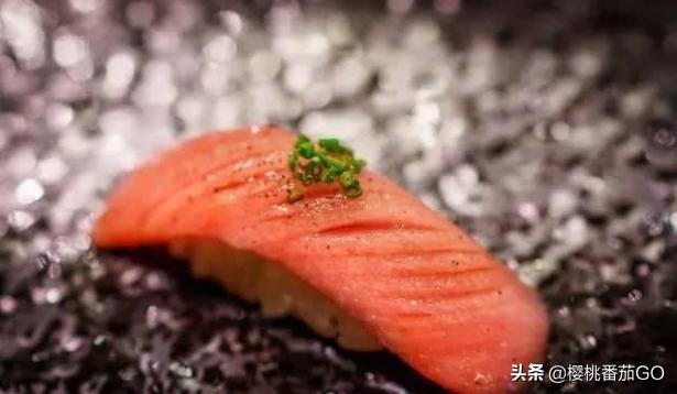 梁嘉鸿:在抖音上拍美食开箱评测，是一镜到底还是分开