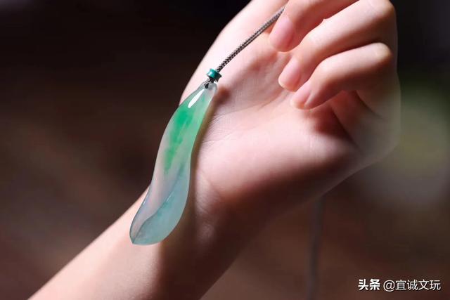 如何判断翡翠的价格,翡翠的价值怎么判定呢？喜爱占的比重大吗？