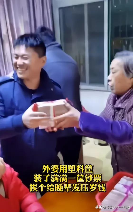 江西南昌一外婆霸气用筐装钱给晚辈发80万红包，你怎么看