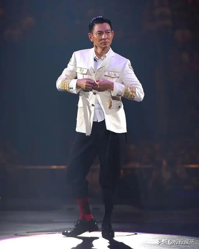 如果周杰伦,汪峰,刘德华同一天来你所在的城市开演唱会,你会选择谁,为什么？