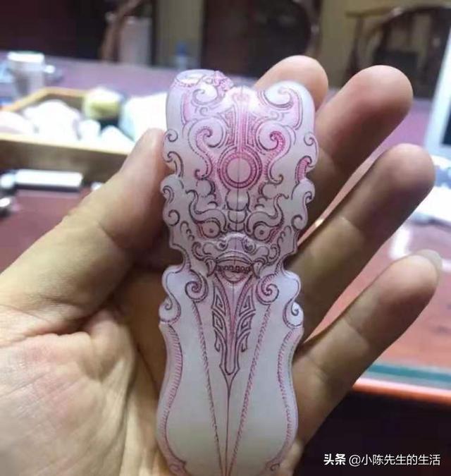 岫玉和翡翠哪个对身体好,为什么有些岫岩玉和玉髓比翡翠便宜、廉价？