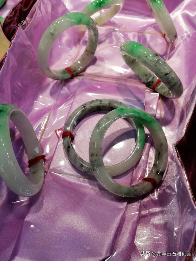 白底青翡翠什么档次镯子,20000块钱能买到什么档次的翡翠手镯？