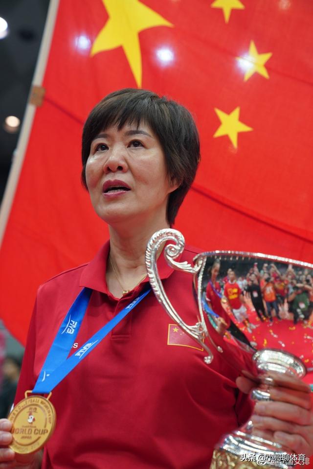 头条问答 - 主持人洪刚采访郎平,询问明年奥运会有何打算,郎平说"先让