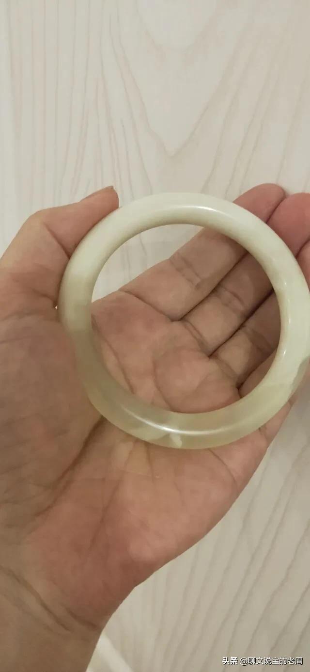 一个玉镯子多少钱,一个翡翠手镯一般多少钱？