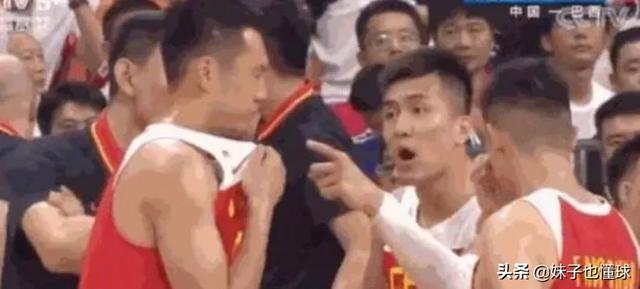 与巴西热身赛,郭艾伦与李楠发生球场争议,郭艾伦还怒指翟晓川,你怎么看这两画面？