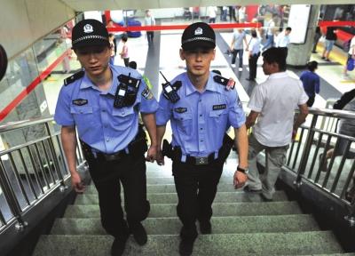 雷克斯警官图片:大街上碰到警察查身份证，你想试一下在警察面前跑，会有啥后果？