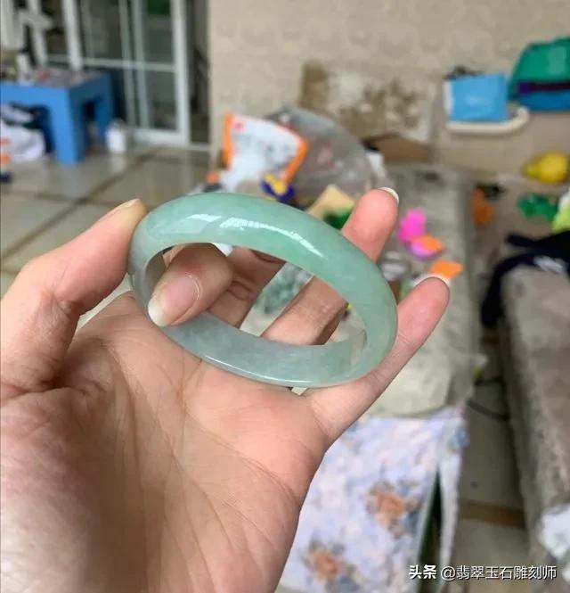 翡翠科普,翡翠戴久了会变绿，这是怎么回事？