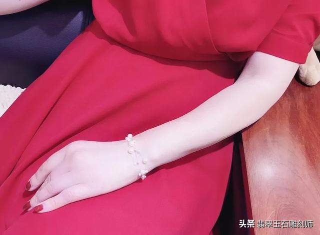 1万左右翡翠手镯图片,一万五预算，能买个什么样的玉镯？