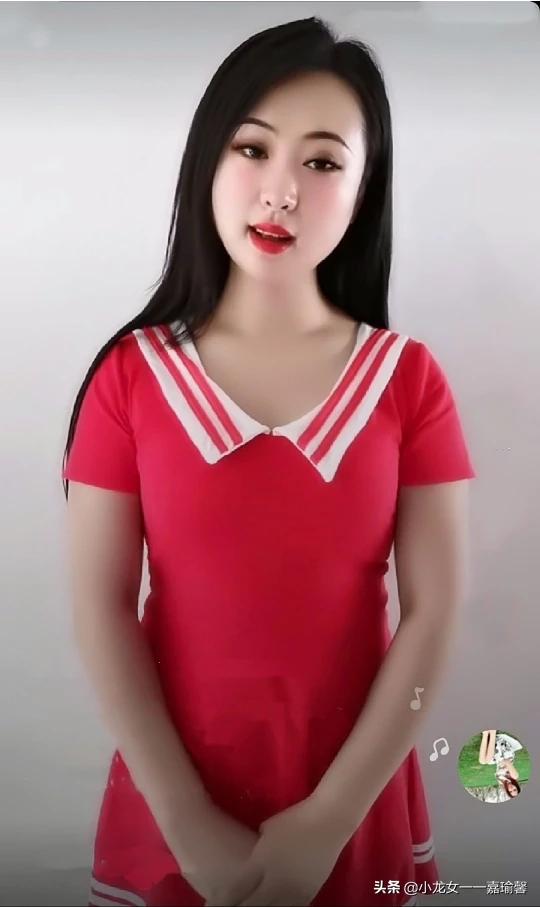 女人爱狗狗群视频:为什么大多单身女人都喜欢养大型犬？
