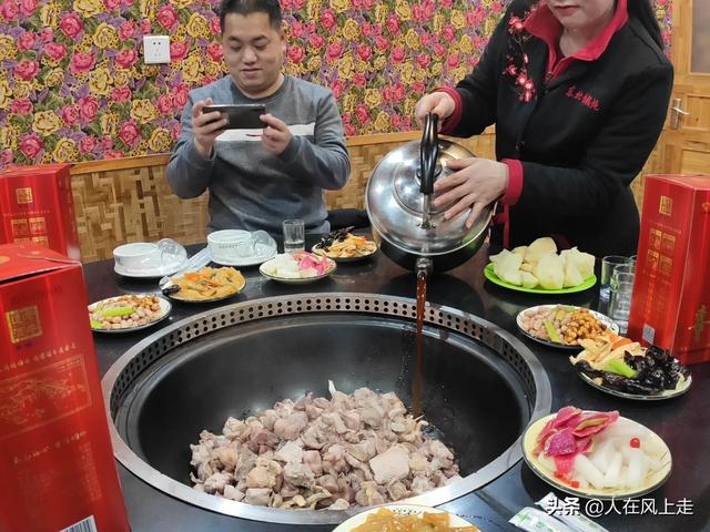刚批准营业，餐饮店就人满为患，你怎么看