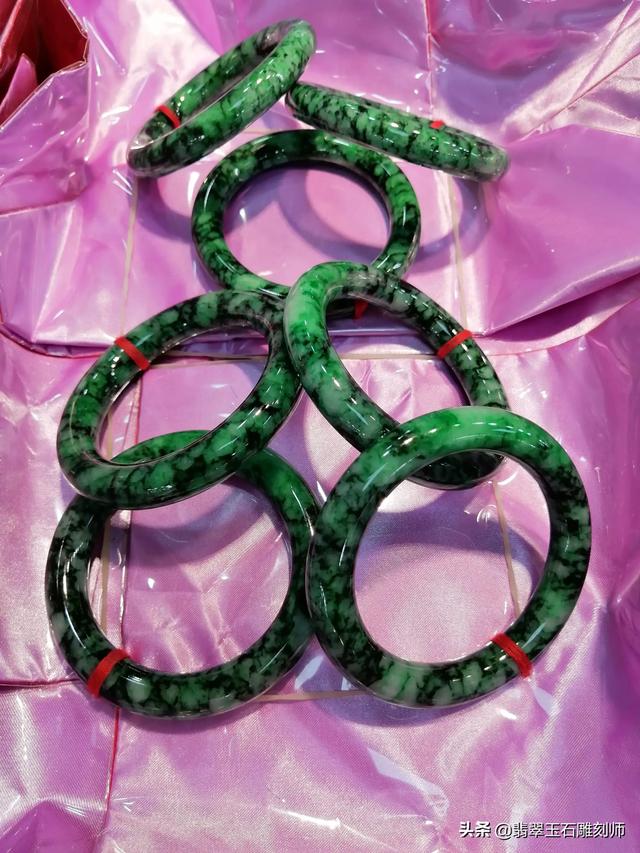 白底青翡翠什么档次镯子,20000块钱能买到什么档次的翡翠手镯？