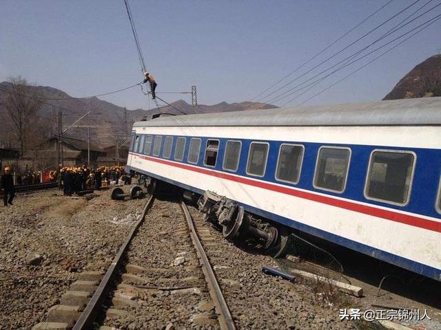 如果有人發現火車經過路段有塌方用什麼方法能最快通知火車司機