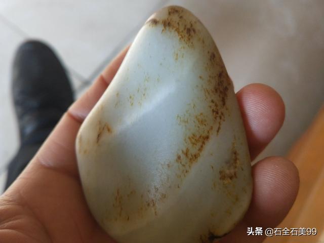 200万的和田玉黄玉籽料,12000元能买什么样的和田籽料原石？