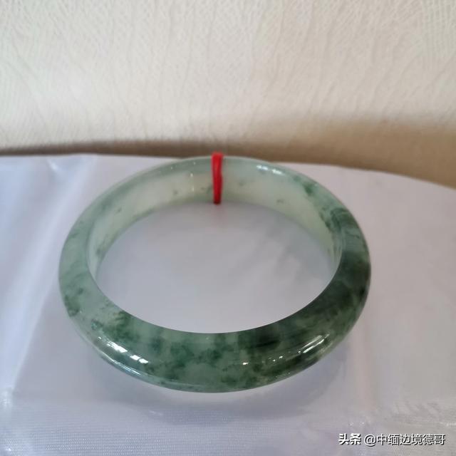 翡翠手镯选什么颜色好,年轻人适合什么颜色的翡翠手镯？