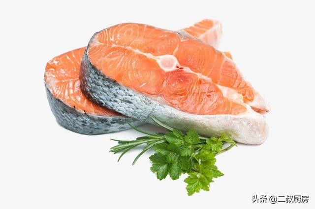 新鲜的红腮鱼:三文鱼肉色为何是橘红色？如何挑选未染色的鱼肉？