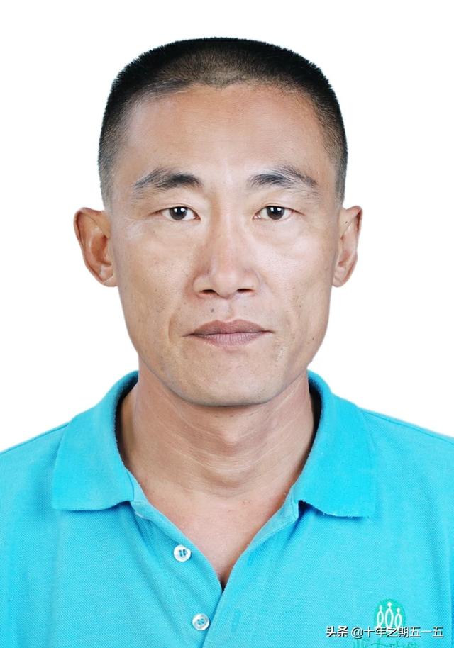 一个45岁的中年男人凌晨3点醒来,自己一人独自在阳台坐着抽烟,还不