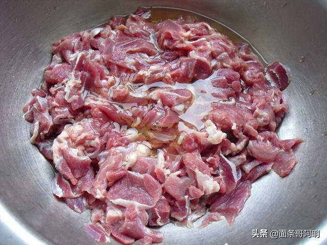 凉拌羊头肉怎么做鲜香微辣，羊肉怎么腌制，烤出来才好吃