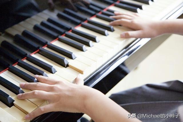十种不适合学钢琴的人:16岁学钢琴两年不会弹李斯特的《钟》正常吗？