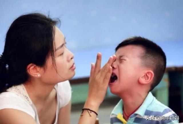 我把妈妈操得大喊大叫:妈妈经常在家里大喊大叫 快六岁的男孩打妈妈怎么办？