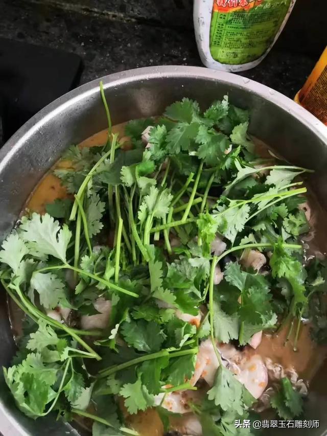 翡翠科普,翡翠戴久了会变绿，这是怎么回事？