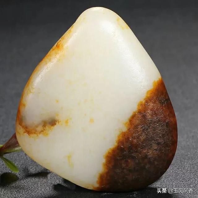 新疆和田玉有几种颜色,和田玉皮色一定有色根吗？如何挑选和田玉？