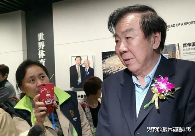 80岁袁伟民为苏州博物馆捐献千件藏品,并且与老女排重聚,但郎平缺席,你怎么看？