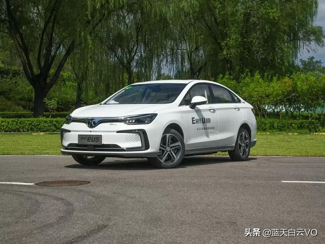 郑州北汽新能源汽车，新能源车，比亚迪和北汽选择哪一个作为代步车比较好？