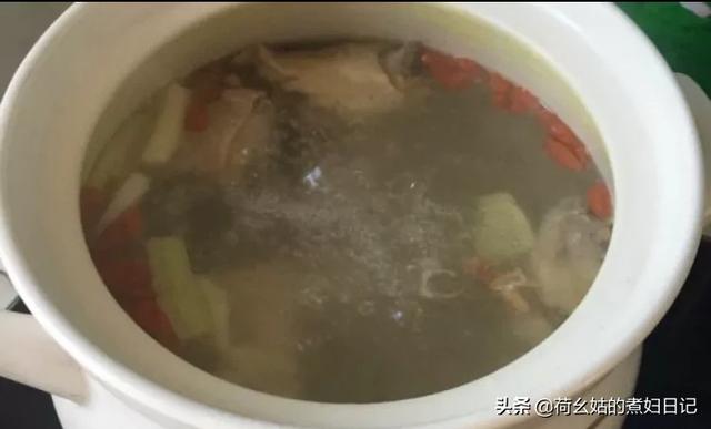 黑枸杞炖鸡汤，制作清炖鸡时，需要放大料吗怎样更好吃