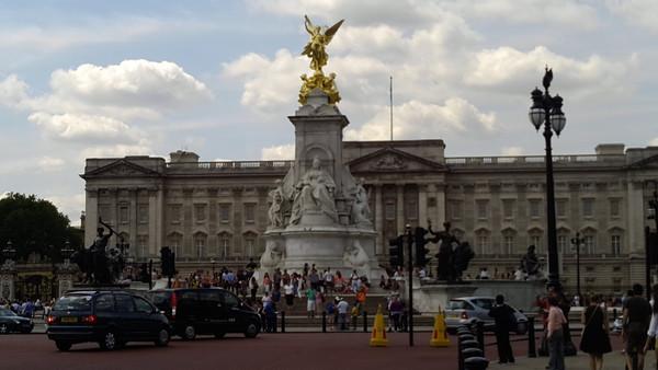 英国王室收入:英国王室每年挥霍上亿英镑，为何人民不推翻他们，反而选择纵容？