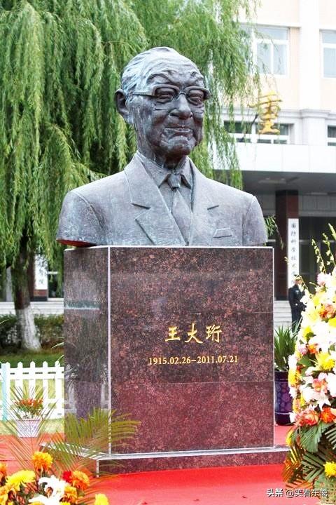 康生简历:启功书法，郭沫若书法谁的题写匾额好？