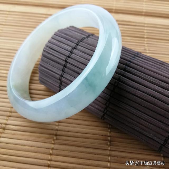 翡翠手镯选什么颜色好,年轻人适合什么颜色的翡翠手镯？