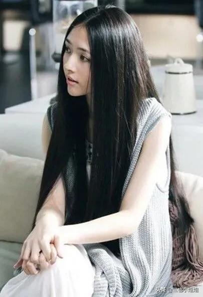 郭碧婷身高:郭碧婷出席巴黎时装周，穿的黑色半透轻薄透纱长裙是什么风格？