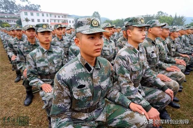 杨根思连:电影《长津湖》中杨根思为什么抱着炸药包冲过去而不直接扔？