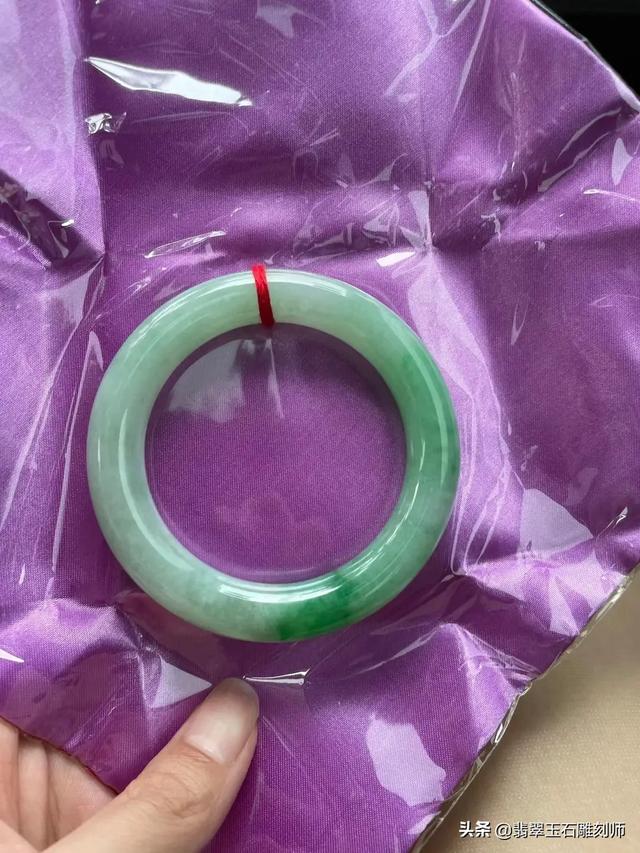 翡翠手镯的颜色有哪些,哪位大神帮我鉴定一下这个手镯是不是A货？