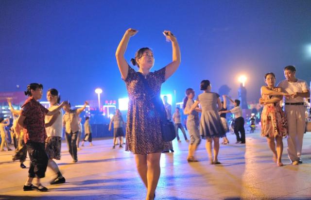 江苏南京某路口一位大妈在十字路口中央跳广场舞你怎么看