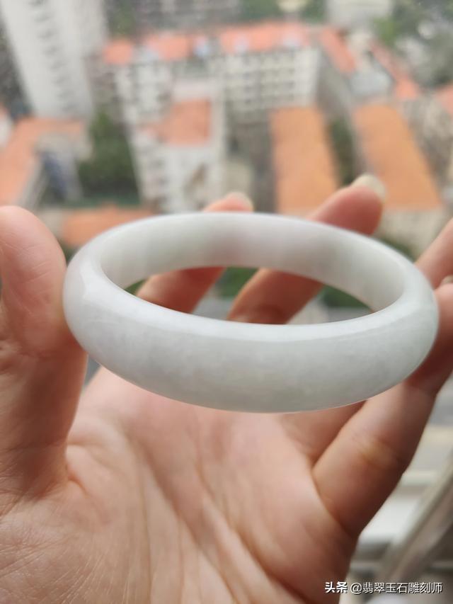 精品玉镯价格及图片大全,想买个玉镯，预算1W左右，推荐啥品牌呢？