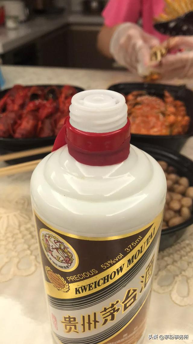 荒野盛宴的一杯是多重:2017年鸡年生肖茅台连酒带瓶902克算正常吗？