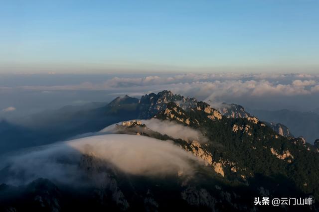 弥漫四野,村庄,树林等景物若隐若现,如仙境一般;二是彩云缭绕的场景