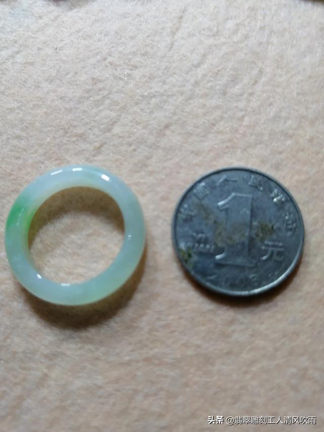 40岁的女人适合什么玉镯,40岁女士首饰适合黄金还是彩金？