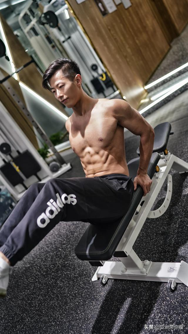 前一阵子火的平板支撑现在还有谁在坚持？晒晒你的记录？
