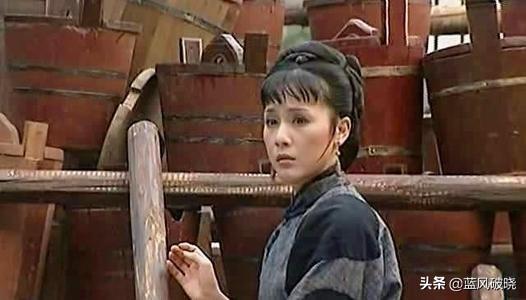 《康熙王朝》中容妃是康熙最喜欢的妃子，为什么会被康熙送入宗人府，后来又杀死所有看见她刷马桶的人？插图104