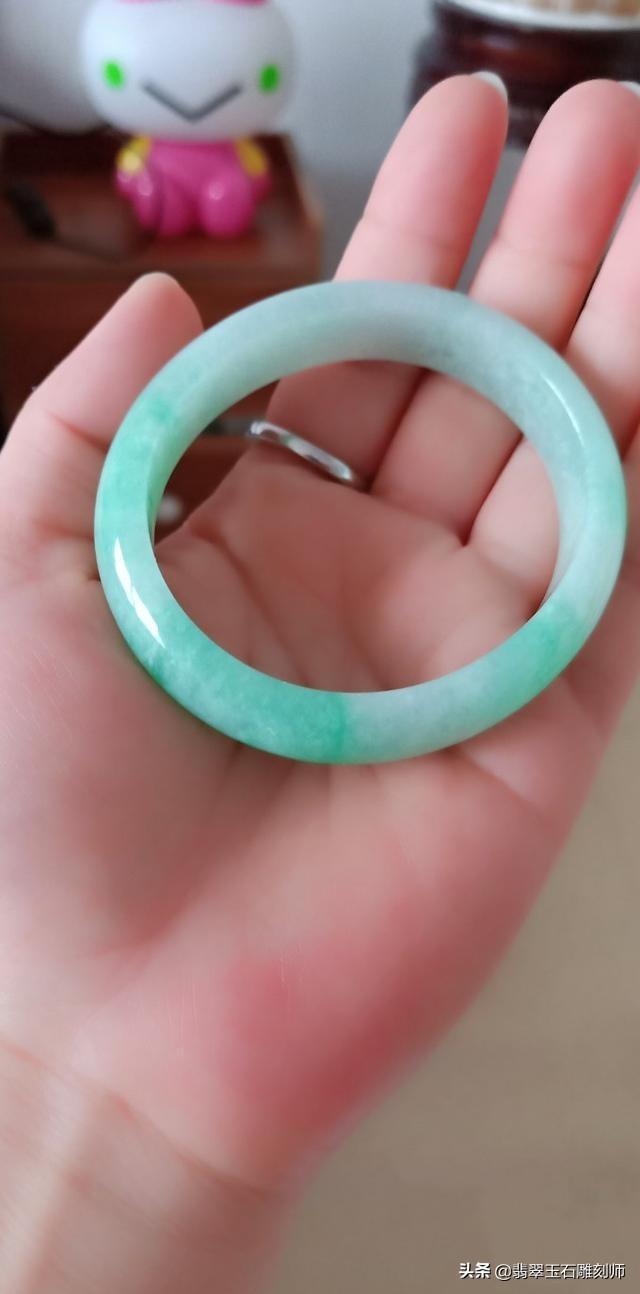 翡翠手镯回收值钱吗,翡翠手镯戴着小了，还卖不出去该怎么办？