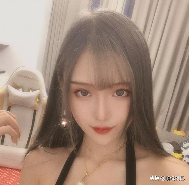 LOL腐团儿深夜发图“吊带镇楼”：几日不见,想我没？粉丝反应太真实,你对此有何看法？