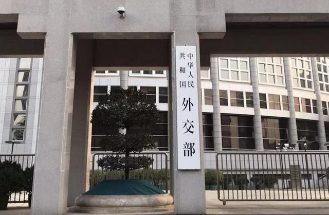 外交官级别怎么排的？大使、公使、领事是一回事吗？